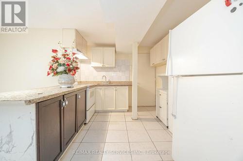 38 Sams Crescent, Brampton (Fletcher'S Meadow), ON - Indoor Photo Showing Kitchen