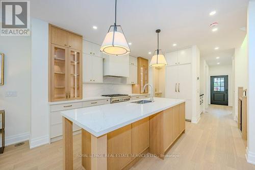 152 Chisholm Street, Oakville, ON - Indoor Photo Showing Kitchen With Upgraded Kitchen