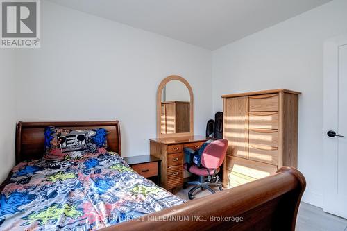 4663 Montrose Road, Niagara Falls, ON - Indoor Photo Showing Bedroom