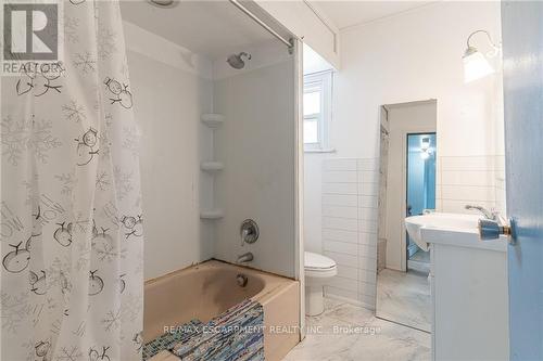 76 Gage Avenue N, Hamilton, ON - Indoor Photo Showing Bathroom