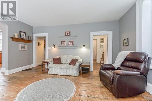 6783 Gerrie Road, Centre Wellington, ON - Indoor Photo Showing Living Room