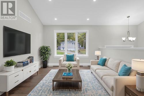 111 Wellington Street, Madoc, ON - Indoor Photo Showing Living Room