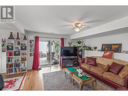 3174 Boucherie Road, West Kelowna, BC - Indoor Photo Showing Living Room