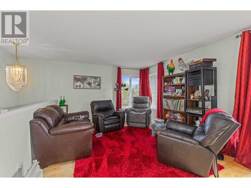 3174 Boucherie Road, West Kelowna, BC - Indoor Photo Showing Living Room