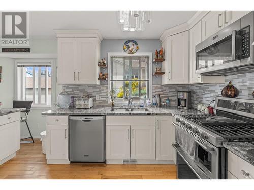 3174 Boucherie Road, West Kelowna, BC - Indoor Photo Showing Kitchen With Double Sink With Upgraded Kitchen