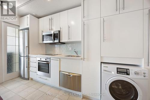 3809 - 210 Victoria Street, Toronto (Church-Yonge Corridor), ON - Indoor Photo Showing Laundry Room