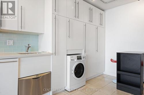 3809 - 210 Victoria Street, Toronto (Church-Yonge Corridor), ON - Indoor Photo Showing Laundry Room