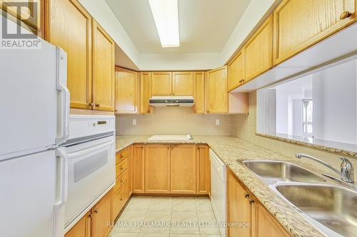 405 - 800 Sheppard Avenue, Toronto (Bathurst Manor), ON - Indoor Photo Showing Kitchen With Double Sink