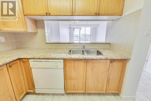 405 - 800 Sheppard Avenue, Toronto (Bathurst Manor), ON - Indoor Photo Showing Kitchen With Double Sink