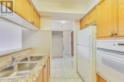 405 - 800 Sheppard Avenue, Toronto (Bathurst Manor), ON - Indoor Photo Showing Kitchen With Double Sink