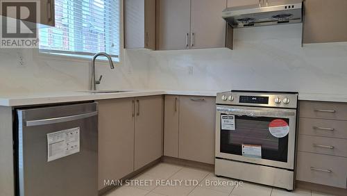 7 Roy Grove Way, Markham, ON - Indoor Photo Showing Kitchen