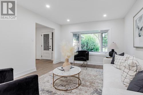 9 Eastman Crescent, Newmarket, ON - Indoor Photo Showing Living Room