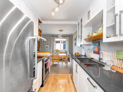 307-1060 Linden Ave, Victoria, BC - Indoor Photo Showing Kitchen With Double Sink With Upgraded Kitchen