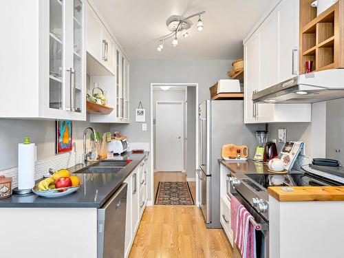 307-1060 Linden Ave, Victoria, BC - Indoor Photo Showing Kitchen With Upgraded Kitchen