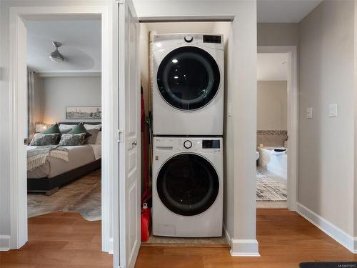 308-225 Menzies St, Victoria, BC - Indoor Photo Showing Laundry Room