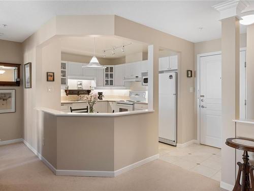 203-5685 Edgewater Lane, Nanaimo, BC - Indoor Photo Showing Kitchen