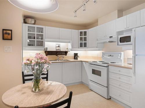 203-5685 Edgewater Lane, Nanaimo, BC - Indoor Photo Showing Kitchen