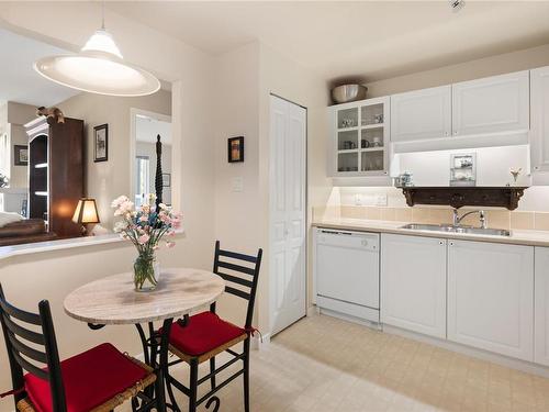 203-5685 Edgewater Lane, Nanaimo, BC - Indoor Photo Showing Dining Room