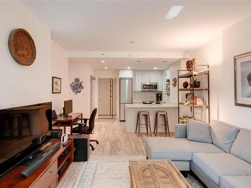 308-1090 Johnson St, Victoria, BC - Indoor Photo Showing Living Room