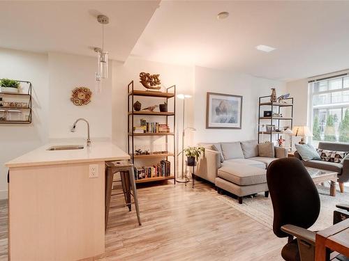 308-1090 Johnson St, Victoria, BC - Indoor Photo Showing Living Room