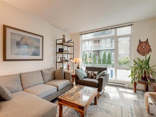 308-1090 Johnson St, Victoria, BC - Indoor Photo Showing Living Room