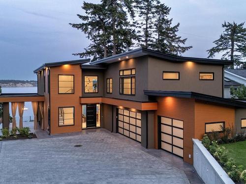 8213 Lochside Dr, Central Saanich, BC 