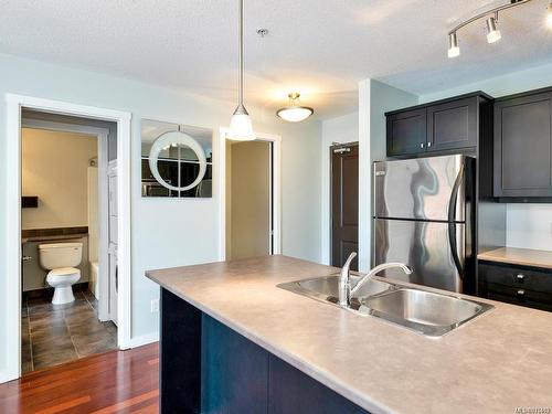 223-555 Franklyn St, Nanaimo, BC - Indoor Photo Showing Kitchen With Double Sink