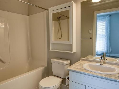 205-1847 Dufferin Cres, Nanaimo, BC - Indoor Photo Showing Bathroom