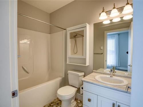 205-1847 Dufferin Cres, Nanaimo, BC - Indoor Photo Showing Bathroom