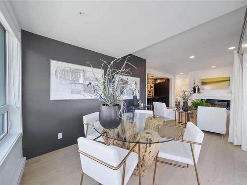 305-1033 Cook St, Victoria, BC - Indoor Photo Showing Dining Room