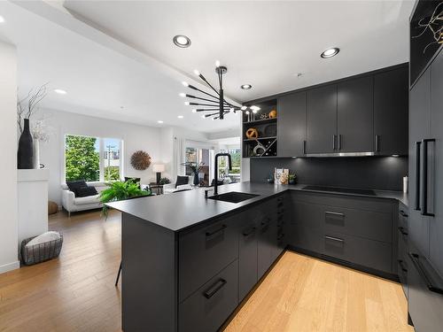 305-1033 Cook St, Victoria, BC - Indoor Photo Showing Kitchen