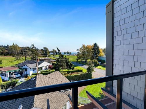 9-2590 Penrhyn St, Saanich, BC 