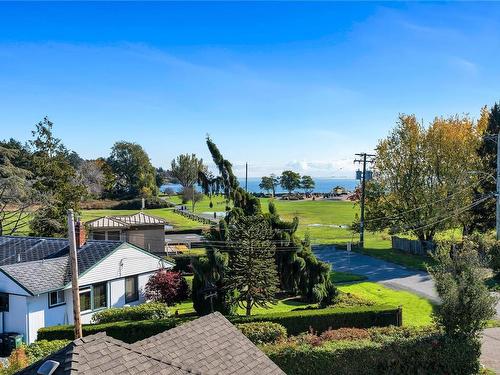 9-2590 Penrhyn St, Saanich, BC 