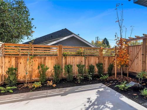 9-2590 Penrhyn St, Saanich, BC 