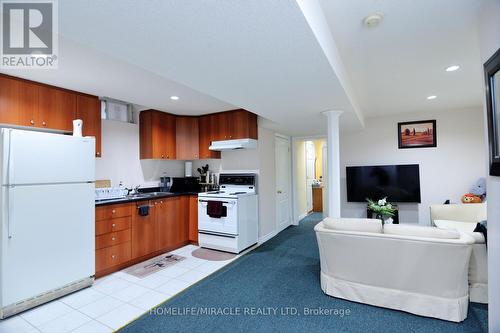 37 Prairie Rose Circle, Brampton (Brampton North), ON - Indoor Photo Showing Kitchen