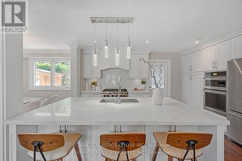 228 Plumtree Drive, Burlington, ON - Indoor Photo Showing Kitchen With Upgraded Kitchen