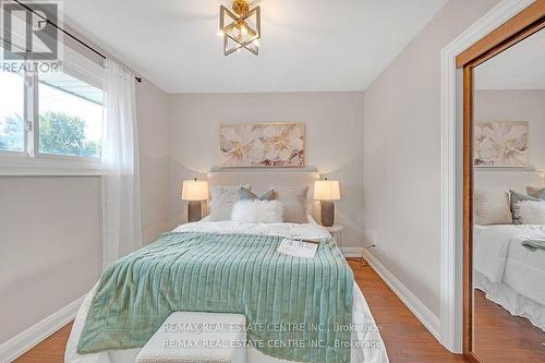 228 Plumtree Drive, Burlington, ON - Indoor Photo Showing Bedroom