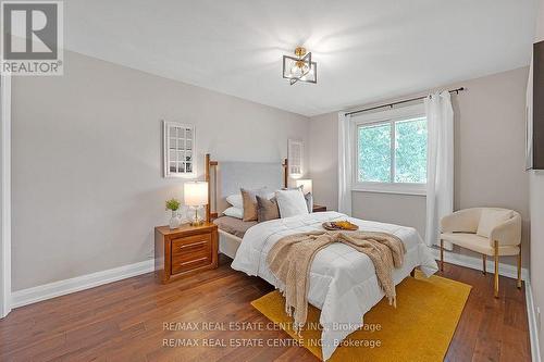 228 Plumtree Drive, Burlington, ON - Indoor Photo Showing Bedroom