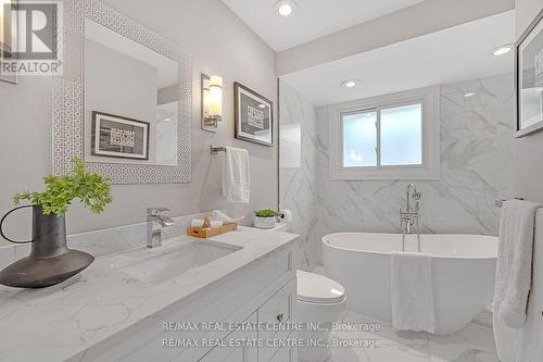 228 Plumtree Drive, Burlington, ON - Indoor Photo Showing Bathroom