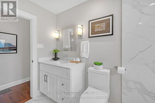 228 Plumtree Drive, Burlington, ON - Indoor Photo Showing Bathroom