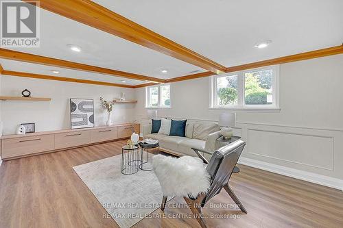 228 Plumtree Drive, Burlington, ON - Indoor Photo Showing Living Room