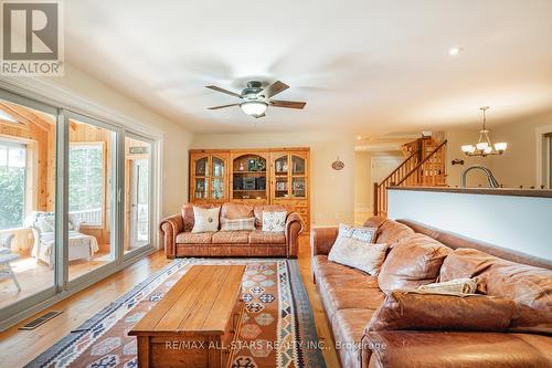 94 Wilkinson Drive, Kawartha Lakes, ON - Indoor Photo Showing Living Room