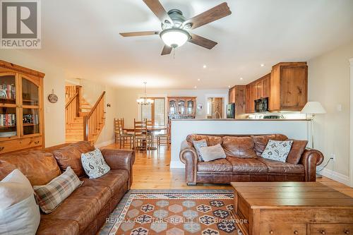 94 Wilkinson Drive, Kawartha Lakes, ON - Indoor Photo Showing Living Room