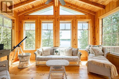 94 Wilkinson Drive, Kawartha Lakes, ON - Indoor Photo Showing Living Room