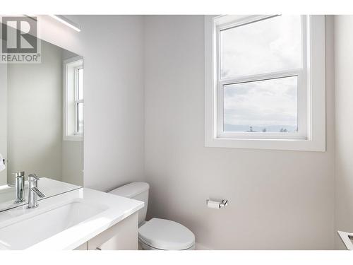 557 Acadia Street, Kelowna, BC - Indoor Photo Showing Bathroom