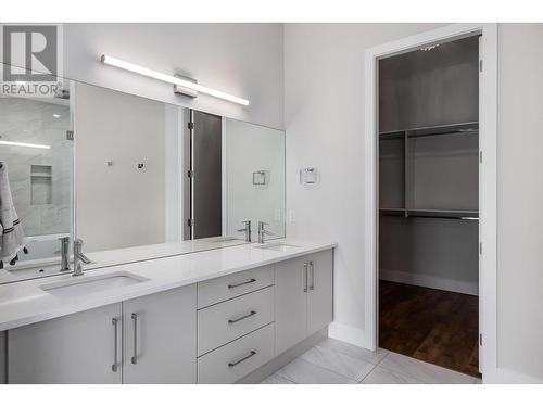 557 Acadia Street, Kelowna, BC - Indoor Photo Showing Bathroom