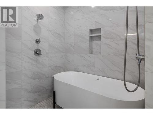 557 Acadia Street, Kelowna, BC - Indoor Photo Showing Bathroom