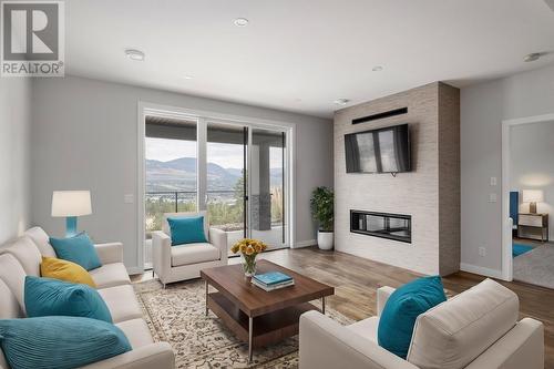 557 Acadia Street, Kelowna, BC - Indoor Photo Showing Living Room With Fireplace