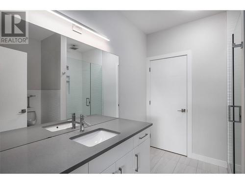 557 Acadia Street, Kelowna, BC - Indoor Photo Showing Bathroom