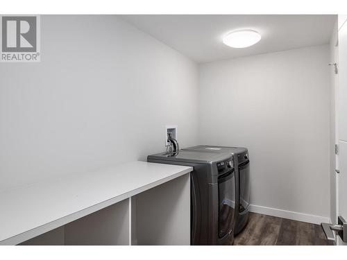 557 Acadia Street, Kelowna, BC - Indoor Photo Showing Laundry Room